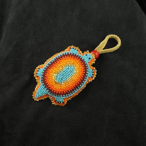 Native Bead Work, Beaded Turtle, Seed Bead Art, Necklace Embroidery, Turtle Crafts, Quill Work, Native American Beadwork Patterns, Blue Turtle, Beadwork Ideas