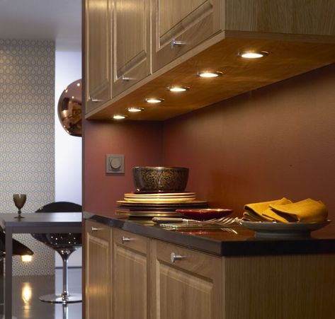 KITCHEN UNDER CABINET LIGHTING IDEAS – Big or small, kitchen under cabinet lighting brings a lot of benefits. Some of them are helping you searching f... Best Under Cabinet Lighting, Installing Under Cabinet Lighting, Under Cupboard Lighting, Kitchen Under Cabinet Lighting, Kitchen Led Lighting, Light Kitchen Cabinets, Under Counter Lighting, Recessed Cabinet, Kitchen Lighting Design