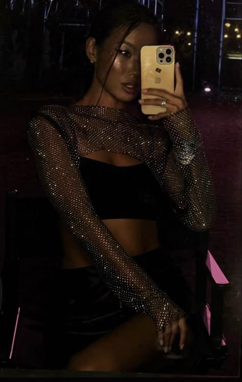 Sparkle Top Outfit, Glitter Tops Outfit, Black And Silver Outfits, New Years Eve Party Outfits, Glitter Outfit, Techno Party, Silver Outfits, Sparkly Outfits, Sparkle Outfit