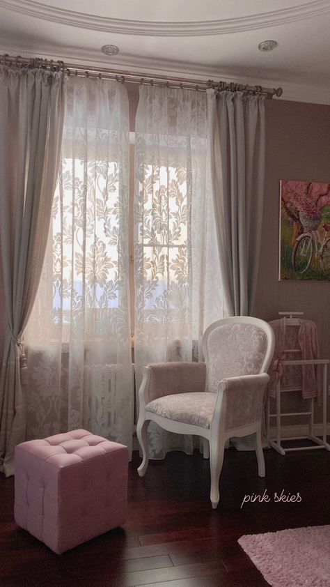 Romantic Curtains Living Room, Curtain Window Aesthetic, Lace Curtains Bedroom Aesthetic, Room Curtains Aesthetic, Lace Curtains Living Room Ideas, French Country Curtain Ideas, Pretty Curtains Bedroom, Aesthetic Window Curtains, Room Ideas With Curtains