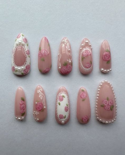 Rose Design Nails, Simple Kawaii Nails, Rococo Nails, Libra Nails, Gel Nails Cute, Cottagecore Nails, Frame Nails, Romantic Nail Art, Lace Nail Design