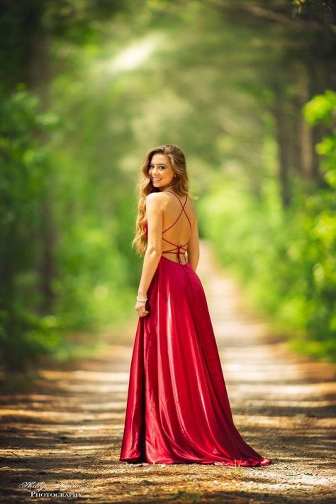 Beautiful Dress Photoshoot, Girly Photography Poses Outdoor, Prom Outdoor Photography, Ballgown Photoshoot Ideas, Archway Photoshoot, Prom Fotoshoot Ideas, Prom Dress Photoshoot Ideas, Outdoor Photo Shoot Poses Women, Girl Prom Posing