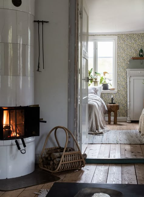 Swedish Cottage Interior Nordic Style, Swedish Cottage Interior, Swedish Living Room, Scandinavian Cottage Style, Nordic Cottage, Swedish Country House, Swedish Homes, Scandinavian Home Interiors, Scandinavian Cottage