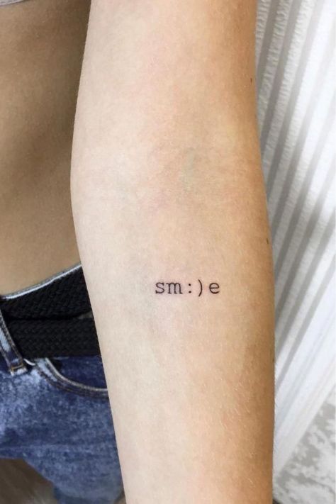 tatuagem tatuagemfeminina tatuagemdelicada tatuagempequena tatuagempequenina inspiraçao tattoo art smile Cute Smile Tattoo, Word Smile Tattoo, And Yet I Smile Tattoo, Smile Tatoos Ideas, Tattoo Ideas Smile, Tattoo Ideas Writing, Smile Tattoo Ideas, Happy Tattoo Ideas, Smiling Tattoo