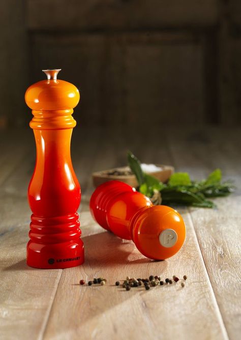 De pepermolen van Le Creuset is gemaakt van vulcanique - oranje - gekleurd kunststof en heeft een lengte van 21 cm. De molen heeft een klassiek ontwerp en is eenvoudig te vullen. Met het roestvrijstalen maalmechanisme maalt u zowel grof en fijn. Ceramic Grinder, Cast Iron Casserole, Salt Pig, Salt Mill, Salt And Pepper Mills, Red Wine Bottle, Salt And Pepper Grinders, Fashion Boy, Pepper Mill