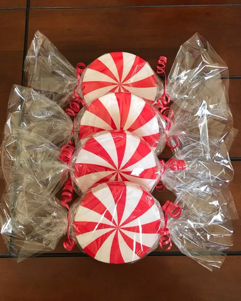 Peppermint Christmas Decorations, Candy Decorations Diy, Peppermint Christmas, Candy Ornaments, Candy Decorations, Candy Cane Christmas, Christmas Decorations Diy Outdoor, Christmas Parade, Candyland Decorations