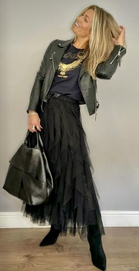 Style Black Tulle Skirt, Black Skirt Rock Outfit, Tulle Skirt Black Outfits, Outfit With Tulle Skirt, Tulle Skirt And Cowboy Boots, Style Tulle Skirt Outfit, Styling Tulle Skirt Outfit, Tulle Skirts For Women, Styling Tulle Skirt