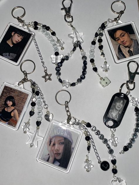 Kpop aesthetic Kaychain llavero Kpop Photo Keychain, Kpop Keychain Aesthetic, Kpop Keychain Ideas, Mochila Kpop, Keychain With Photo, How To Make Keychains, Kpop Keychain, Kpop Jewelry, Jewelry Kpop