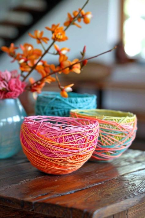 Yarn And Balloon Crafts, Gifts Made From Recycled Materials, Diy Decor With Yarn, Handicraft Gifts Ideas, Yarn Crafts For Adults Easy Diy, Yarn Glue Art, Craft For Older People, Spring Art Projects For Middle School Craft Ideas, Cool Yarn Crafts