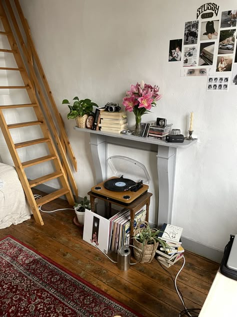 Small Home Details, Small Apartment Book Storage, Tiny Parisian Apartment, Uni Apartment, Uni House, Uni Room, Dorm Inspo, Pretty Room, House Apartment