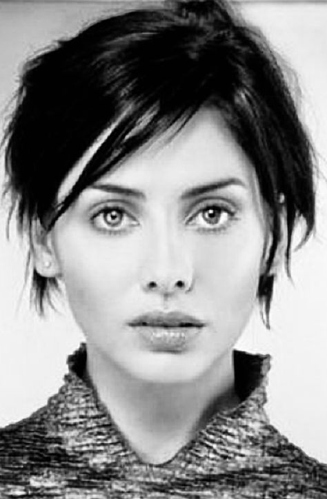 Natalie Umbriglia, Natalie Imbruglia Short Hair, Short Permed Hair, Short Choppy Haircuts, Natalie Imbruglia, Choppy Haircuts, Permed Hair, Lady Art, Short Haircut