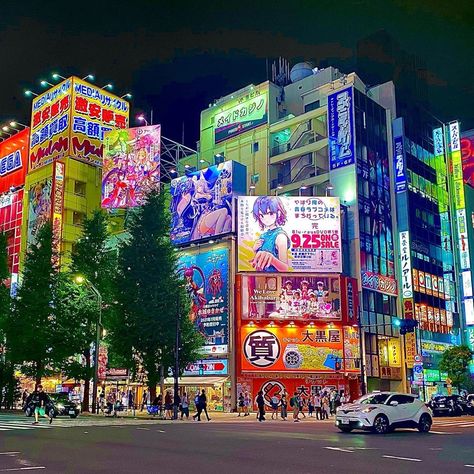 🌆 Akihabara in Tokyo is the shopping place for anime and manga lovers. 🇯🇵🏙 Known as the center of Japan’s otaku culture, this district is jam-packed with stores dedicated to anime, video games, and collectibles. 🏬 😎 Japan Akihabara Aesthetic, Japan Manga Store, Anime Stores In Japan, Japan Anime Store, Tokyo Anime Aesthetic, Japan Places Aesthetic, Akihabara Aesthetic, Japan Culture Aesthetic, Tokyo Astethic