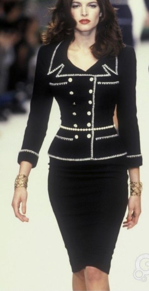 90s Chanel, 90s Runway Fashion, Mode Chanel, Chanel Outfit, Runway Fashion Couture, Runway Outfits, 90s Runway, Fashion Couture, Chanel Fashion