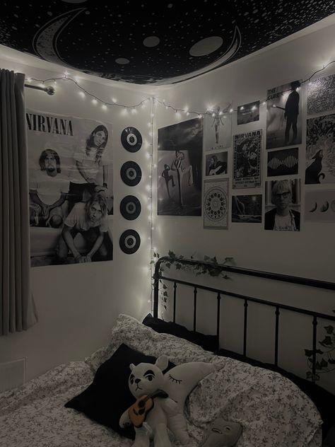 Black And White Bedroom Ideas For Teens, Black Room Ideas, Emo Room, Room Ideas Dark, Black Room Decor, Grunge Bedroom, Music Bedroom, College Au, Chill Room