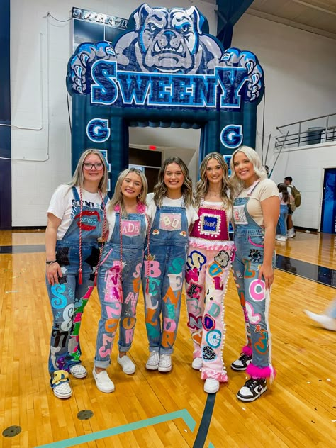 Senior Overalls Painted 2023, Pep Rally Overalls, Senior Coverall Ideas, Decorated Overalls Homecoming, Pep Rally Outfit Ideas, Spirit Overalls Diy High Schools, Painted Overalls School Spirit, Hoco Overalls Ideas, Peprally Ideas