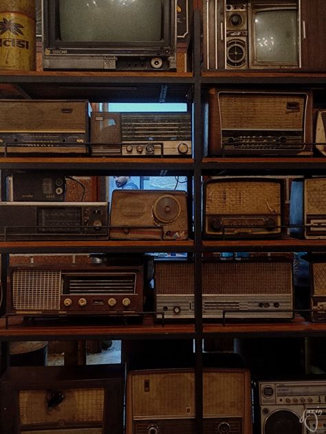 #aesthetic#brown#radio#old#retro Retro Brown Aesthetic, Brown Retro Aesthetic, 70s Brown Aesthetic, Brown 80s Aesthetic, Tim Core Aesthetic, Tallulah Aesthetic, Old Brown Aesthetic, Vintage Tech Aesthetic, Retro Core Aesthetic