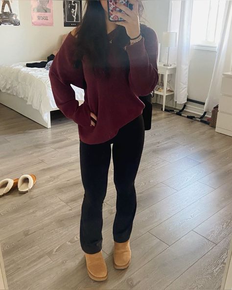 Outfit Ideas Knitted Sweater, Legging Inspo Outfits, Lululemon Sweater Outfit, Christmas Outfit Leggings, Low Rise Leggings Outfit, Legging And Uggs Outfit, Outfit Inspo Flared Leggings, Long Sweater Outfits Leggings, Flare Leggings With Uggs