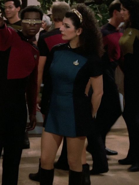 star-trek-dress-tutorial #awesomeness Star Trek Costume Women, Star Trek Costumes, Star Trek Dress, Star Trek Party, Star Trek Costume, Star Trek Crew, Star Trek Uniforms, Deanna Troi, Marina Sirtis