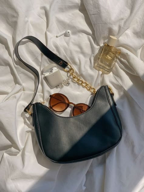 Bags Foto Ideas, Purse Instagram Post, Foto Tas Aesthetic, Purse Pictures Ideas, Handbag Flatlay, Bags Flatlay, Aesthetic Flatlay Ideas, Bag Aesthetic Photography, Bag Inspo Aesthetic