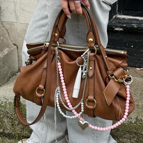 fashion is when keychains are heavier than your bag Decorated Bag, Jane Birkin Style, Backpack Aesthetic, Aesthetic Bag, Decorated Bags, Accessorize Bags, Miu Miu Bag, Bag Aesthetic, Workout Fits