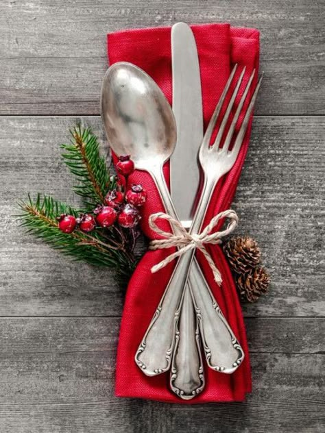 Christmas Decorations On A Budget, Easy Diy Christmas Decorations, Jul Diy, Decorations On A Budget, Christmas Dining Table, Christmas Dinner Table, Easy Christmas Decorations, Diy Christmas Decorations Easy, Napkin Folding