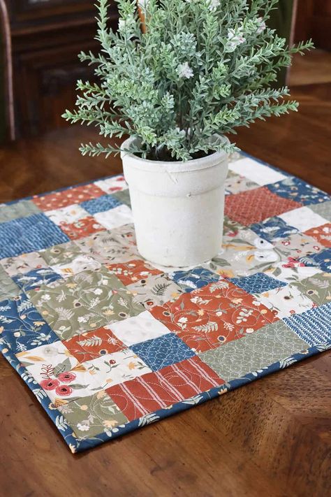 Easy Table Runner Pattern Free, Charm Pack Table Runner, Charm Pack Projects, Table Runners Christmas, Charm Pack Quilt Patterns, Placemat Patterns, A Quilting Life, Quilted Table Runners Christmas, Table Runners And Placemats