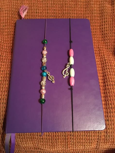 Handmade elastic bookmarks DIY How to. #bookmark #cute #handmade #DIY #purple Elastic Bookmarks, Diy Elastic, Handmade Bookmarks Diy, Bookmarks Diy, Charm Bookmark, Crochet Bookmark Pattern, Bookmark Craft, Handmade Bookmarks, Beaded Bookmarks