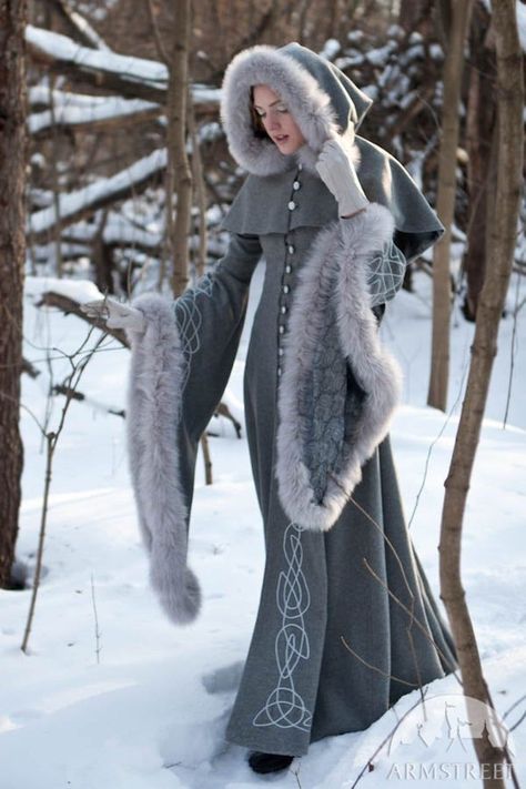 Winter Court, Mode Mantel, Snow Princess, Fantasy Clothes, Medieval Clothing, Medieval Fashion, Fantasy Dress, Ice Queen, Snow Queen