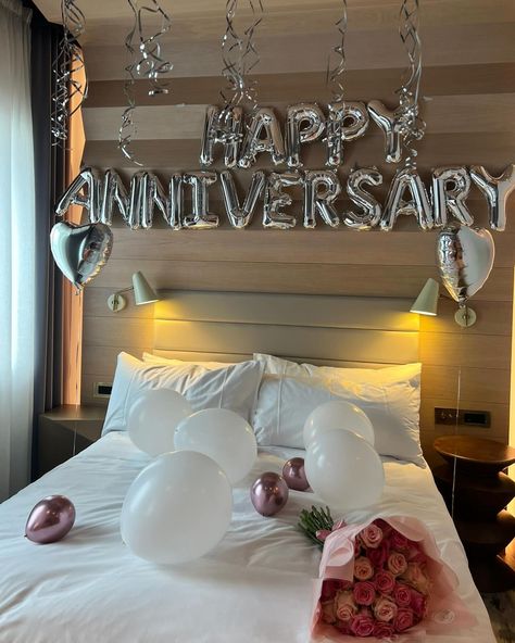 Happy Anniversary 🤍✨🌸 Anniversary balloons paired with 30 pretty pink roses 🥹 Arrange a surprise setup for your loved with us in less than 5 minutes. Simple steps to book 👇 ➡️ DM us ➡️ Note where you’ll be staying ➡️ Attach an image of the what you’re after ➡️ Leave the rest with us We work across London and outside surrounding areas📍 Next day delivery available 🎉 Hotels are all tagged on posts 🪄 • • #hoteldecor #hotelballoons #hoteldecoration #londonhotel #londonballoons #ballo... Balloons Bedroom Surprise, Anniversary Room Decor Ideas For Him, Anniversary Hotel Room, Wedding Anniversary Aesthetic, Simple Anniversary Ideas, 1 Year Anniversary Decorations Ideas, Simple Anniversary Decoration Ideas, Anniversary Room Decoration Ideas, Surprise Anniversary Ideas