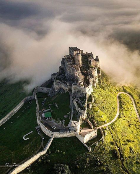 Castle Exterior, Famous Castles, Adventure Travel Explore, Castle Designs, Castle House, Fantasy Places, Beautiful Castles, Beautiful Locations Nature, Medieval Castle