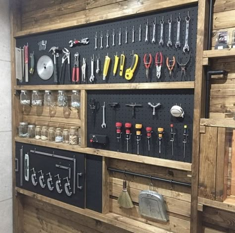 105 Genius Home Organization Ideas | Chaylor & Mads Small Space Tool Storage Ideas, Scene Shop Organization, Workshop Pegboard Organization, Garage Organization Ideas Workshop, Garden Shelving, Garage Storage Hacks, Arbejdsplads Garage, Storage Hacks Diy, Garage Organization Tips