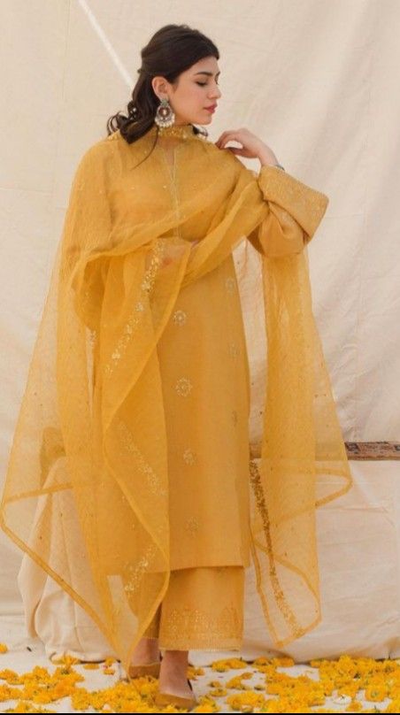 Yellow Kurti Pant Design, Yellow Suit Design For Haldi, Yellow Suits Women Indian, Pakistani Organza Suits, Yellow Organza Suit, Organza Suits Indian, Yellow Suit Indian, Yellow Pakistani Suits, Costume Jeans