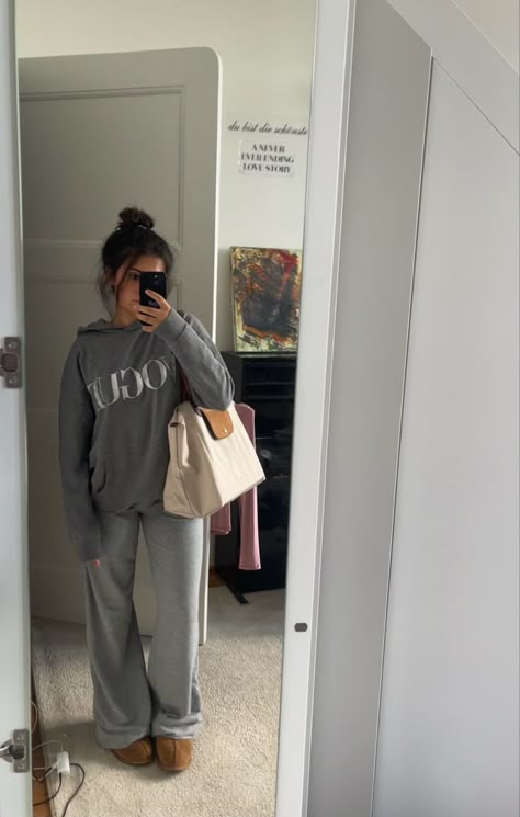 Loose Grey Sweatpants Outfit, Grey On Grey Outfit Sweats, Grey Sweatpants And Hoodie Outfit, Comfy School Outfits Winter Sweatpants, Baggy Sweatpants And Hoodie Outfit, Wide Grey Sweatpants Outfit, Cream Longchamp Bag, Grey Sweatpants Outfit Girl, Ugg Sweatpants Outfit