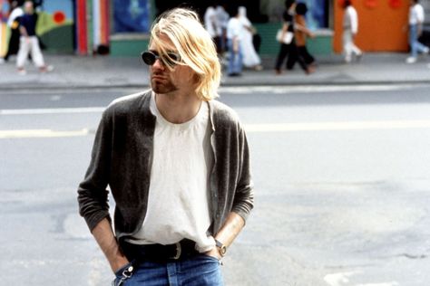 Kurt Cobain rocking some street style without even trying Kurt Cobain Style, Curco Vein, Where Did You Sleep Last Night, Nirvana Songs, Eric Stoltz, Neo Grunge, Kurt And Courtney, Frances Bean Cobain, Donald Cobain