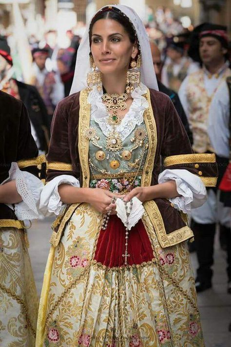 Italia 🇮🇹 Traditional Italian Clothing, Italian Traditional Dress, European Traditional Clothing, Ballet Russe, Costumes Around The World, Italian Dress, Culture Clothing, Italy Outfits, National Dress