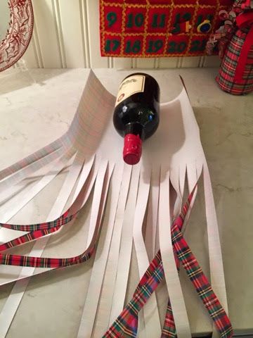 Wine Bottles Gift Wrap, Bottle Gift Wrapping, Pretty Gift Wrapping Ideas, Gift Wrapping Tutorial, Wrapped Wine Bottles, Gift Wrapping Techniques, Creative Gift Wraps, Gift Wrapping Inspiration, Christmas Gift Basket Ideas