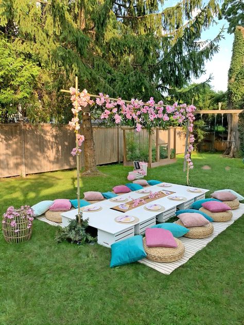 Picnic Party Decorations, Backyard Dinner Party, Backyard Birthday Parties, Picnic Birthday Party, Backyard Birthday, Backyard Picnic, Picnic Decorations, Outdoor Birthday, Picnic Birthday