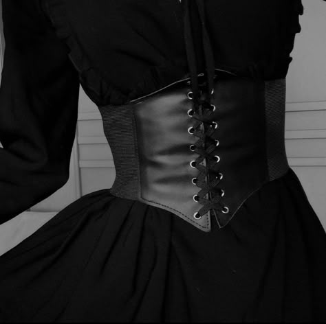 Gothic Victorian Aesthetic Outfit, Black Corset Aesthetic, Woman In Suit, Corset Training, Goth Look, Victorian Clothing, Princess Outfits, Fashion Fits, Dark Fashion