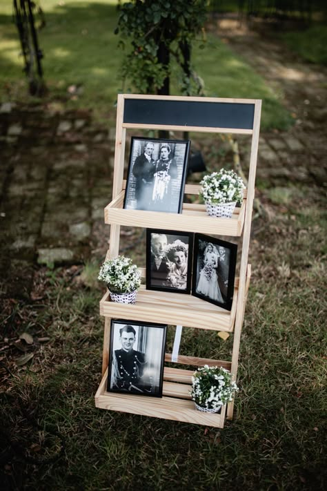 Photos Of Passed Loved Ones Wedding, Memorial Display Wedding, Photo Centerpieces Wedding, Photo Wedding Centerpieces, Family Heirloom Display, Wedding Decoration Idea, Photo Centerpieces, Evergreen Wedding, Ideas Matrimonio