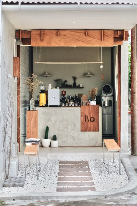 Muji Cafe Interior Design, Muji Coffee Shop, Small Pizzeria Design Interior, Small Coffee Shop Ideas, Mini Cafe, Coffee Shop Interior, Cafe Idea, Small Coffee Shop, Small Cafe Design