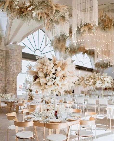 Wedding Beige Decoration, White And Neutral Wedding, Wedding Decor Glamorous, Wedding Beige Theme, Wedding Glamour, Cream And White Wedding, Champagne And White Wedding Decor, Neutral Color Wedding Theme, Neutral Wedding Theme