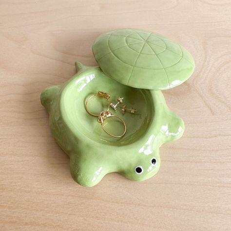 Find the best handmade Ceramics on MakerPlace by Michaels. You will love our Ceramic Turtle Jewelry Box with Lid. Diy Turtle Gifts Ideas, Cute Clay Containers, Pottery Pieces Ideas, Clay Box Diy, Air Clay Jewelry, Ceramics Gift Ideas, Pottery Trinkets, Small Clay Projects Diy, Clay Ideas Jewelry