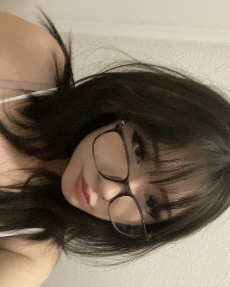 Wolfcut Hair Bangs, Wispy Full Bangs, Girls With Bangs Aesthetic, Long Wolfcut With Wispy Bangs, Cute Glasses For Round Face, Bang Inspo Straight Hair, Wolfcut Wispy Bangs, Bangs On Short Forehead, Long Haircut For Square Face