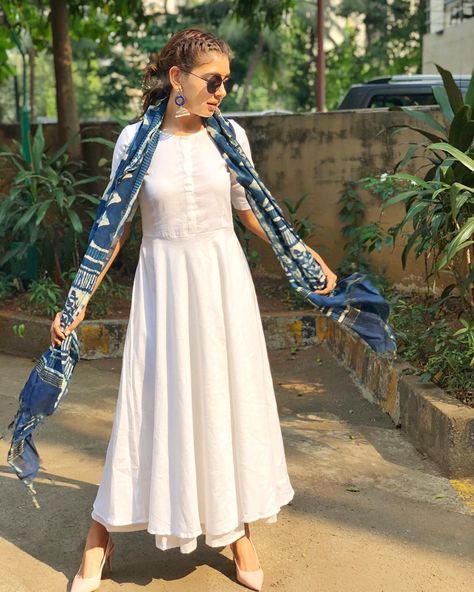 9aa42b31882ec039965f3c4923ce901b How To Style White Kurti, Niti Taylor Outfits, White Kurti Styling Ideas, White Kurti, Indian Kurti Designs, Niti Taylor, Indian Designer Suits, Salwar Kamiz, Designer Kurti