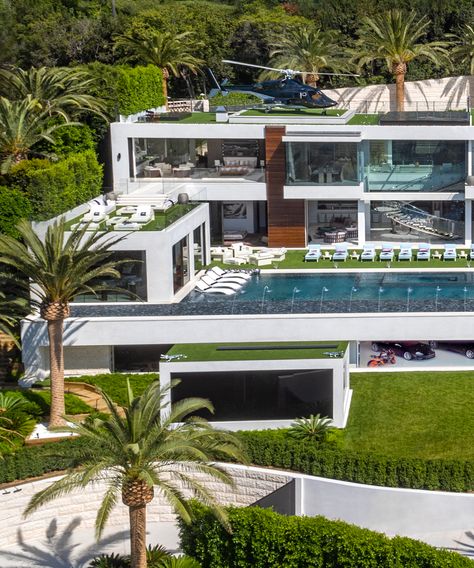 Most Expensive House in US 250 Million | We can't believe this $250-million house exists. #refinery29 http://www.refinery29.com/2017/01/136900/most-expensive-home-us 924 Bel Air Road, Most Expensive House, Bel Air Road, Extravagant Homes, Rustic Bedroom Design, Houses In America, Luxury Homes Exterior, Expensive Homes, Modern Mansion