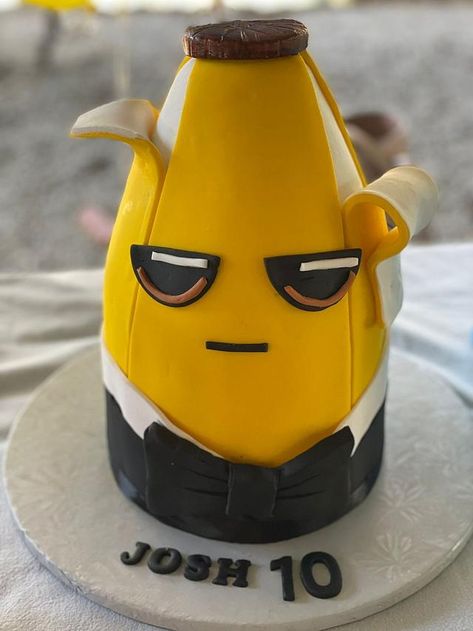 Fortnite Banana Cake, Fortnite Peely Cakes, Fornite Cakes Ideas, Peely Fortnite Birthday Cake, 9th Birthday Cake Boys, Fortnight Cakes For Boys, Fortnight Cupcakes, Fortnite Birthday Party Ideas Cake, Fortnite Cupcakes Ideas