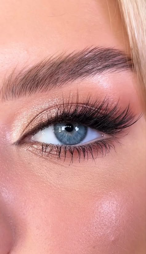 Prom Makeup Blue Eyes, Bridesmaid Makeup Blue Eyes, Makeup Looks Blue Eyes, Green Dress Makeup, Simple Prom Makeup, Grad Makeup, Hoco Makeup Looks, Prom Makeup For Brown Eyes, Prom Eyes