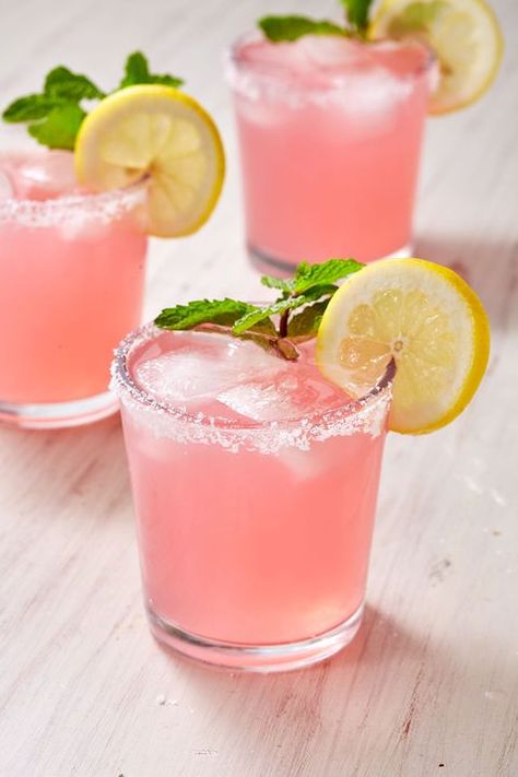 Simple Tequila Drinks, Vintage Sports Bar, Cotton Candy Theme, Super Bowl Drinks, Pink Lemonade Margarita, Chic Party Decor, Tequila Drinks Recipes, Paloma Recipe, Spiked Lemonade