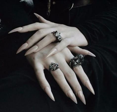 Halloween Nails for October 2018 #halloween #fallnails #nailcolors Vampire Nails, Witch Nails, Witchy Nails, Gothic Nails, Black Nail Art, Goth Nails, Photographie Portrait Inspiration, Stiletto Nails, Aphrodite