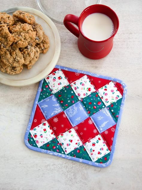 Potholder Tutorial, Quilted Potholder Pattern, Hot Pads Tutorial, Minki Kim, Christmas Potholders, Christmas Mug Rugs, Patchwork Christmas, Mug Rug Patterns, Christmas Sewing Projects